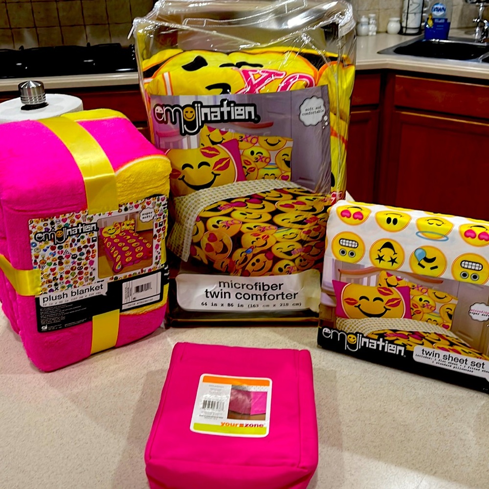 Twin size emoji complete bed set